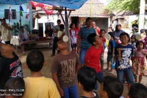 Kemeriahan Lomba Anak-Anak saat 17 Agustusan di RT. 2, Bapak-Bapak Tidak Mau Kalah Lho