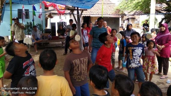 Kemeriahan Lomba Anak-Anak saat 17 Agustusan di RT. 2, Bapak-Bapak Tidak Mau Kalah Lho