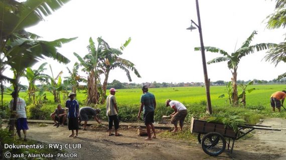 Komunitas Pemuda-Pemudi RW-3 Menjadi Penggerak Kerja Bakti di Awal Tahun 2018