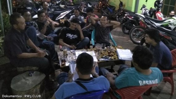 Pengurus Komunitas Pemuda-Pemudi RW-3 NgoPi di Angkringan