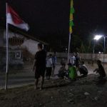 Warga Gotong Royong Memasang Bendera Merah Putih dan Umbul-Umbul di RT. 2, RW-3 Pasuruhan Lor