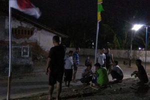 Warga Gotong Royong Memasang Bendera Merah Putih dan Umbul-Umbul di RT. 2, RW-3 Pasuruhan Lor