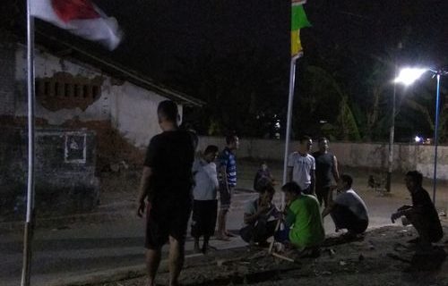 Warga Gotong Royong Memasang Bendera Merah Putih dan Umbul-Umbul di RT. 2, RW-3 Pasuruhan Lor